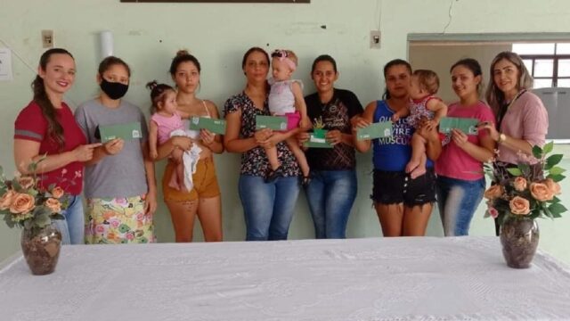 Prefeitura de Cumari realiza entrega de 09 cartões do "Programa Mães de Goiás"