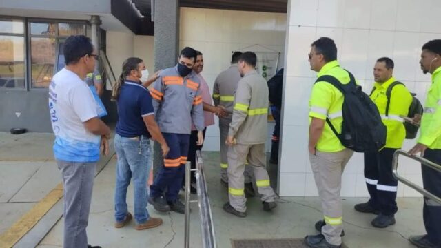 Dirigentes do Sindicato Metabase recepciona os trabalhadores da Mosaic na portaria da empresa