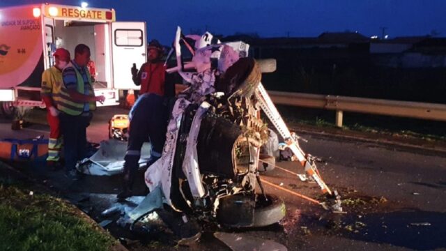 Colisão entre carro e caminhão deixa uma vítima fatal e outra ferida na BR-050, em Catalão