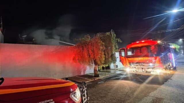 Em Catalão, bombeiros combatem incêndio em residência no bairro Santa Terezinha