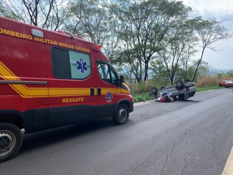 Carro com família desgoverna e capota em rodovia, em Araguari
