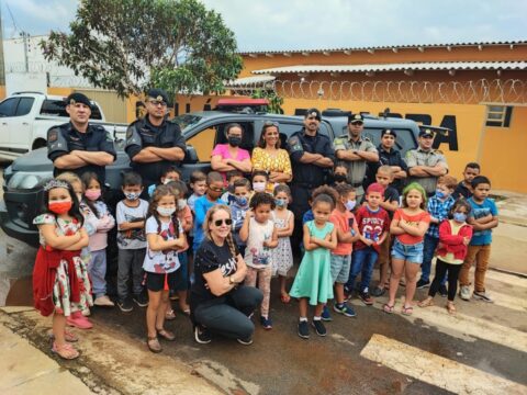Dia das crianças: PM faz entrega de brinquedos na Escola Municipal Lázaro Pinto Marra, em Catalão