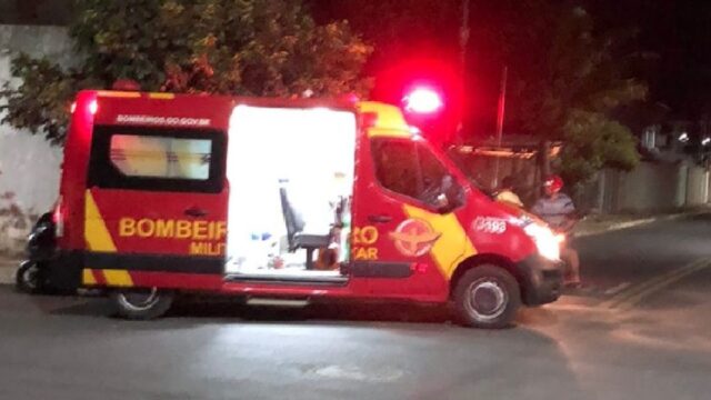 Duas jovens ficam feridas após colisão de carro e moto, em Ouvidor