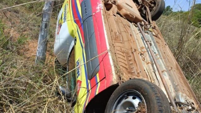 Ambulância do município de Orizona capota ao colidir com animal na pista