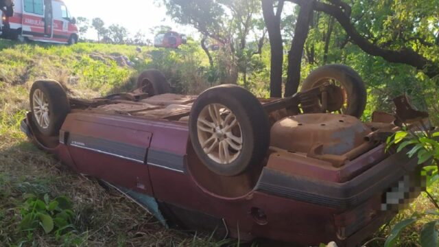 Motorista fica ferido após carro sair da pista na MG MG-223, em Cascalho Rico