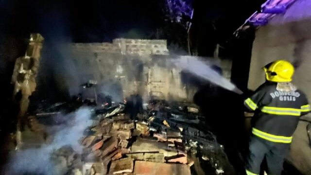 Bombeiros combatem incêndio em serraria em Cumari