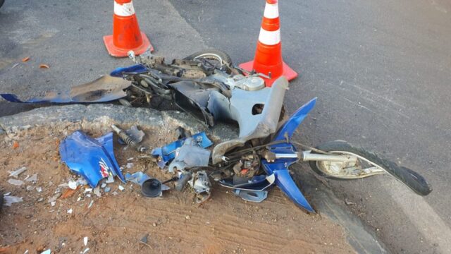 Grave acidente entre carreta e moto deixa mulher e criança ilesos no trevo do Posto JK, em Catalão