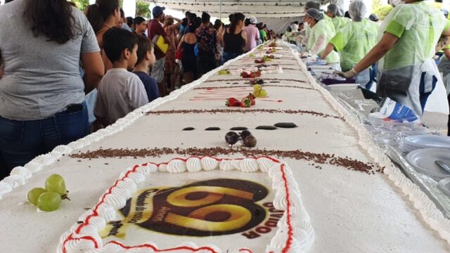Aniversário de Ouvidor: corte do bolo reuniu moradores e autoridades