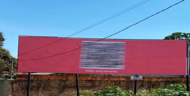 Na cidade de Catalão, surgem  outdoors misteriosos que têm chamado a atenção de quem cruza o seu caminho