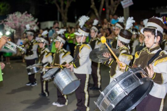 Desfile cívico comemora os 69 anos da emancipação política de Ouvidor e reúne milhares de pessoas