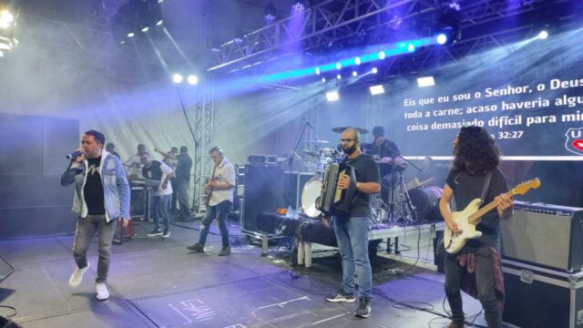 Show com cantor gospel Jonas Vilar atrai fiéis na praça da Estação em Ouvidor