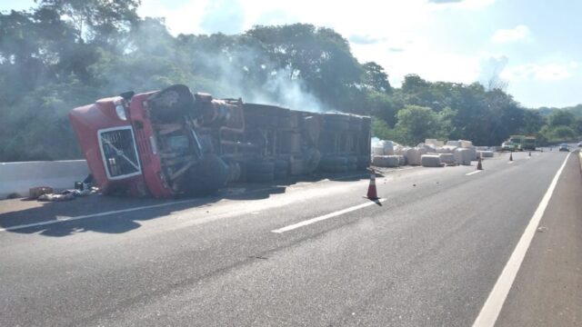 Tombamento de carreta deixa duas pessoas feridas na BR-050, em Araguari