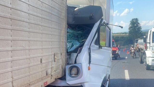 Colisão entre caminhões deixa vítima presa em veículo, em Uberlândia 