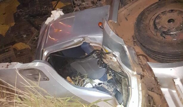 Caminhoneiro cochila, veículo capota e para em vala na BR-050, em Uberlândia