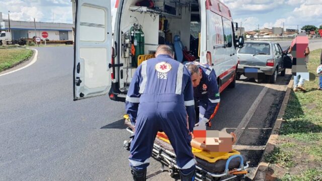 Mulher é arremessada para fora de veículo em movimento após porta se abrir, em Catalão