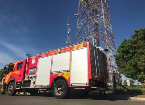 Jovens são flagrados após subirem em torre de aproximadamente 85 metros de altura em Catalão