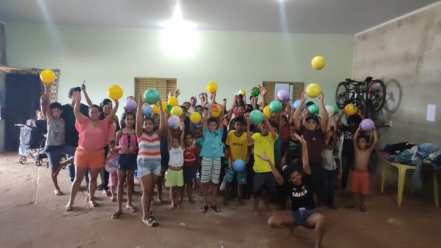 Voluntários realizam festa para 100 crianças no distrito de Santo Antônio do Rio Verde, em Catalão