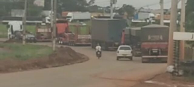 Paralisação dos caminhoneiros: motoristas migram a interdição do km 279 para o 282. Na BR-050, em Catalão