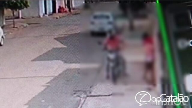 Criança de 10 anos tem celular roubado por motociclista em Catalão; veja imagens