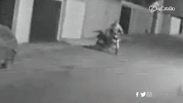 VÍDEO: ladrão é flagrado por câmeras de segurança furtando motocicleta em Catalão
