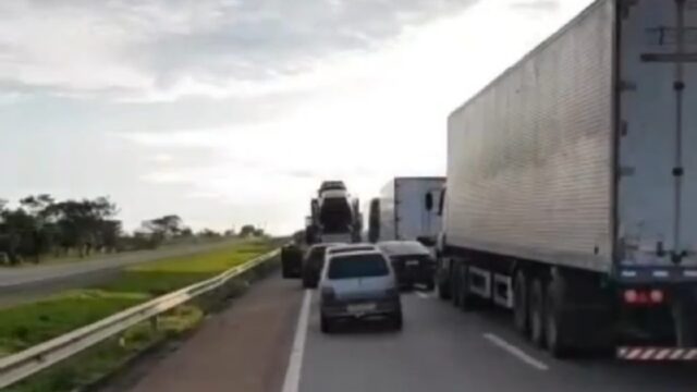 Greve dos caminhoneiros: motoristas interditam rodovias nesta segunda após vitória de Lula