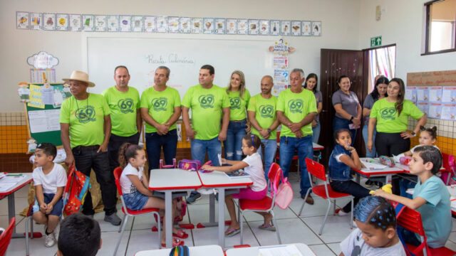 Em Ouvidor, prefeitura realiza entrega de novos uniformes aos alunos da rede municipal de ensino