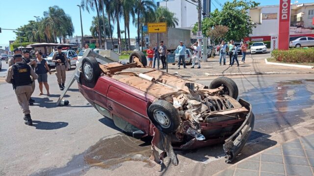 Motorista passa mal, atinge poste e veículo capota em Patos de Minas