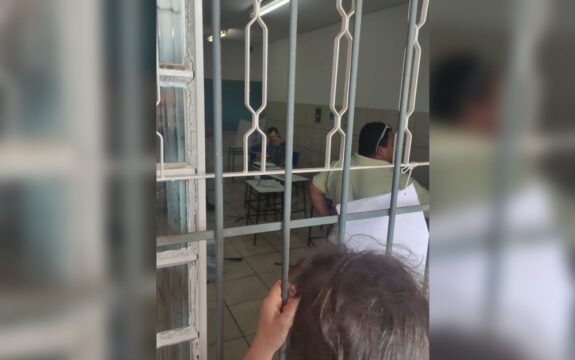 Eleitor é preso após quebrar urna a pauladas em colégio de Goiânia