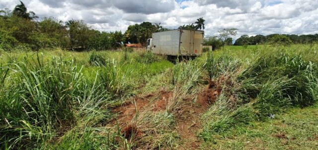 Após colisão entre caminhões, veículo sai da pista na BR-050 em Catalão