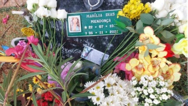 Fãs prestam homenagens em túmulo de Marília Mendonça no Dia de Finados