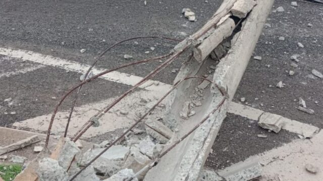 Motorista perde o controle do carro duas vezes e derruba cinco postes em Uberaba