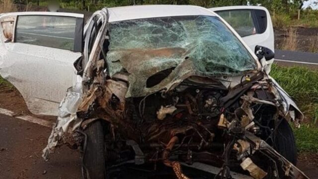Passageiro é ejetado de carro após batida com caminhão na BR-050, em Uberlândia