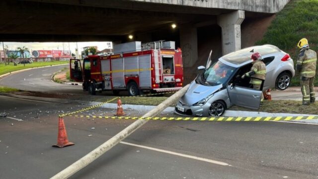 Motorista bate em poste e carro fica 'suspenso no ar' na Rondon Pacheco, em Uberlândia