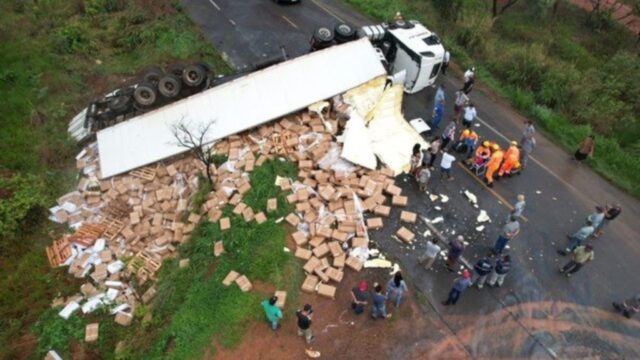 Carreta carregada com carne tomba e interdita trecho da MGC-452, em Uberlândia
