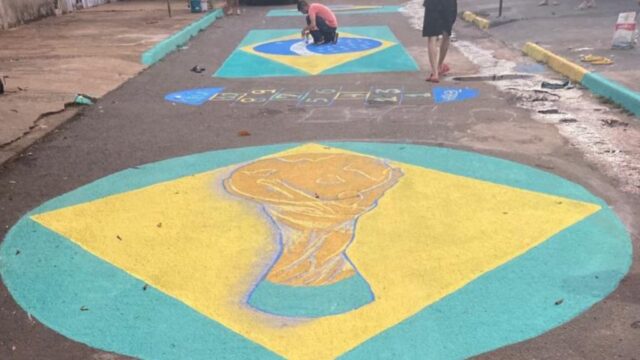 No clima da Copa, moradores de Catalão enfeitam a rua com as cores do Brasil