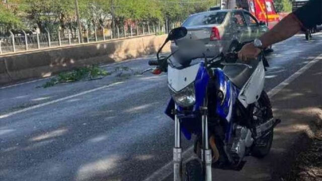 Três feridos em batida entre duas motos e um carro em Uberlândia
