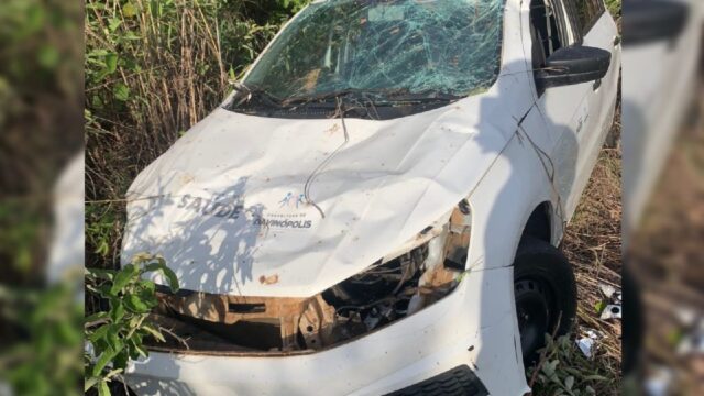 Veículo da Saúde de Davinópolis sai da pista após motorista evitar colisão frontal na GO-210
