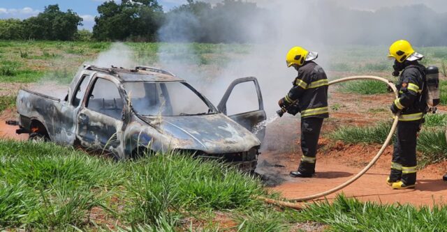 Após pane elétrica veículo pega fogo em estrada vicinal em Catalão