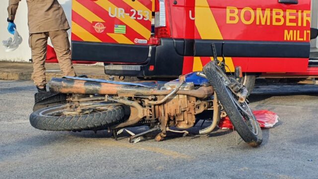 Acidente em cruzamento perigoso deixa motociclista ferido, em Catalão