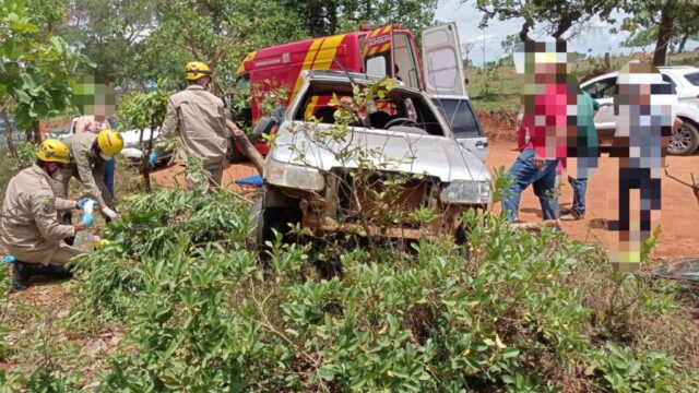 Em Ouvidor, capotamento de veículo em estrada vicinal deixa um idoso em estado grave