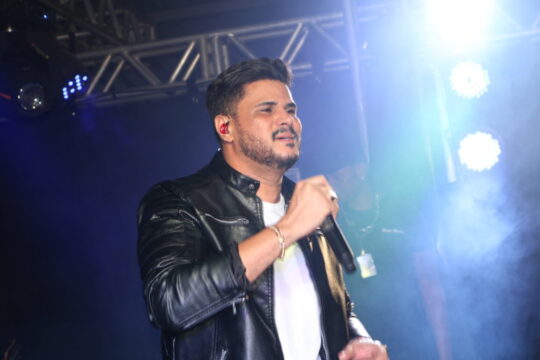 Nando Moreno se apresenta no Fogão de Lenha Show, com casa cheia em Catalão; Veja fotos