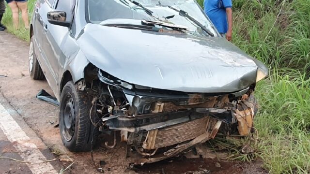 Motorista envolve em acidente ao passas sobre peça de caminhão na GO-330, em Catalão