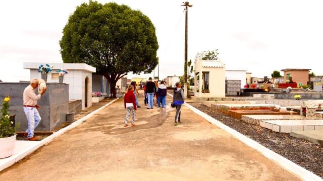 Centenas de pessoas prestam homenagens no dia de Finados em Ouvidor