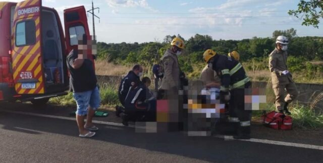 Duas pessoas ficaram feridas após a roda de um carro sair e atingir motociclista, em Caldas Novas