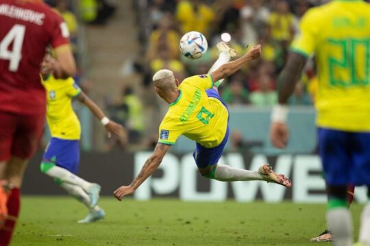 Brasil vence a Sérvia na estreia da Copa com show de Richarlison, mas Neymar preocupa