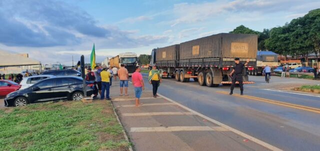 Manifestantes liberam pistas na BR-050 em Catalão