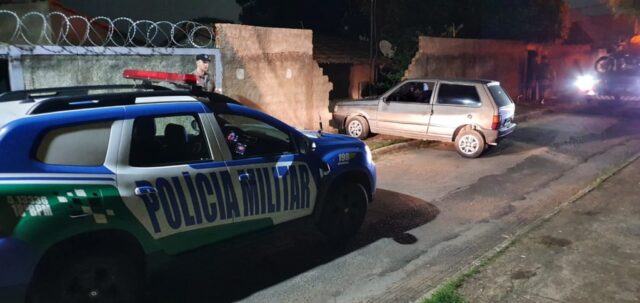 Automóvel "fura" blitz policial, colide contra muro de residência e condutor foge após acidente no Bairro das Américas, em Catalão
