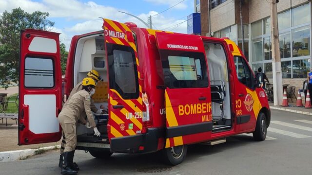 Mulher fica ferida após colidir moto contra carro em avenida de Catalão