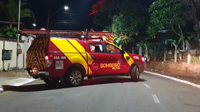 Corpo de Bombeiros combate a incêndio em residência unifilar, em Catalão