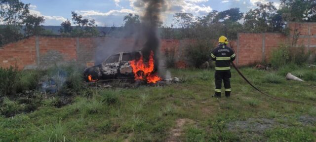 Corpo de Bombeiro combate a incêndio em veículo, em Caldas Novas